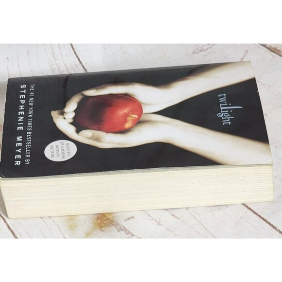 Twilight By Stephenie Meyer Paperback Book - Picture 14 of 15